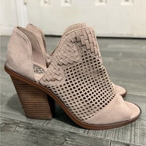 Vince Camuto Frezey Peep Toe Booties Nude Suede Block Heel Size 8.5